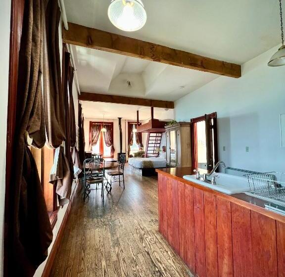 جناح مطلّ علي البحر, The Monarch