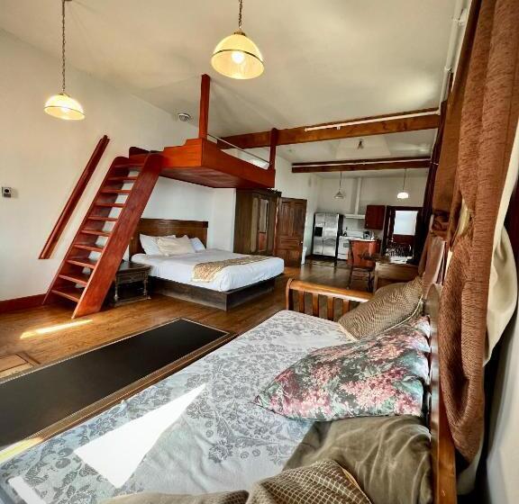 جناح مطلّ علي البحر, The Monarch