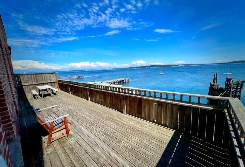 جناح مطلّ علي البحر, The Monarch