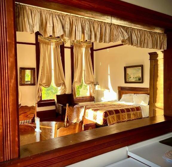 إستوديو ديلوكس, The Monarch