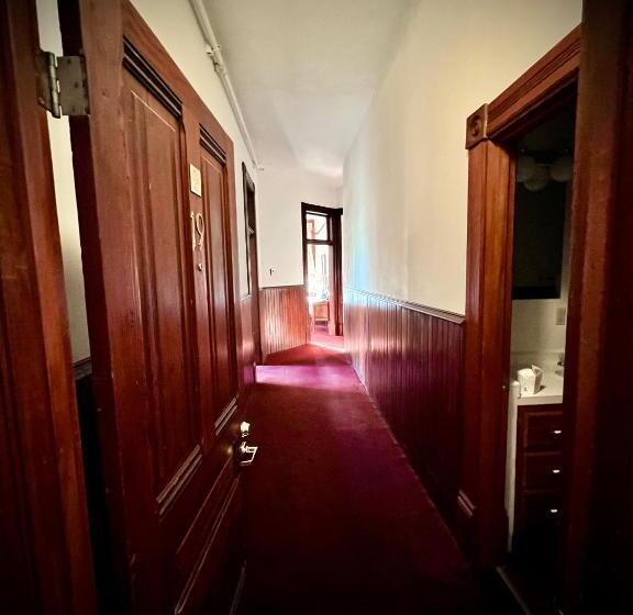 إستوديو ديلوكس, The Monarch