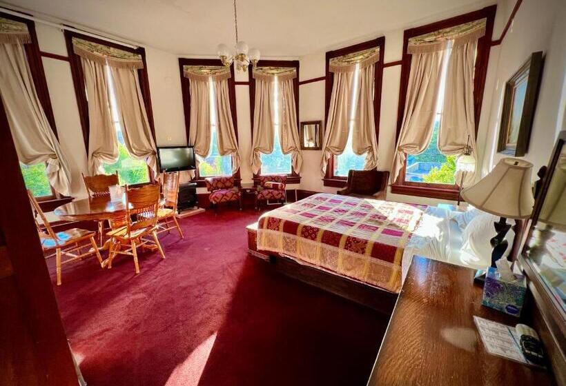 إستوديو ديلوكس, The Monarch