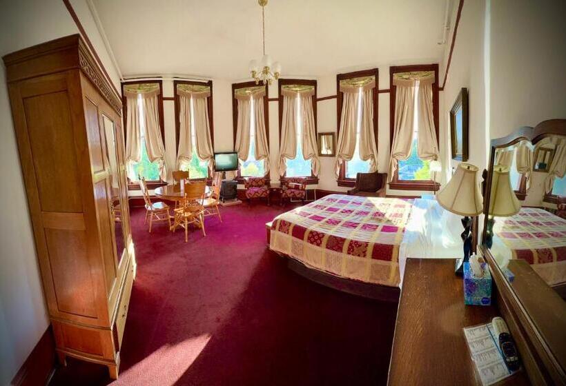 إستوديو ديلوكس, The Monarch