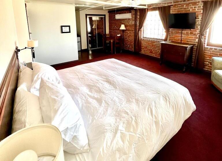 Mini Suite, The Monarch