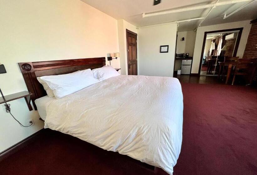 Mini Suite, The Monarch