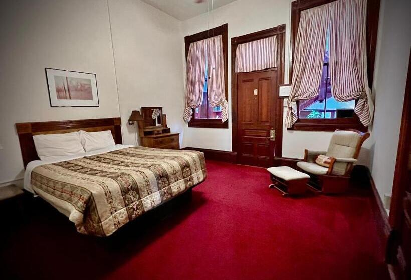 غرفة قياسية سرير ملكى, The Monarch