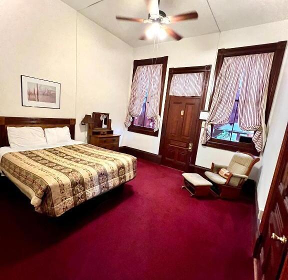 غرفة قياسية سرير ملكى, The Monarch