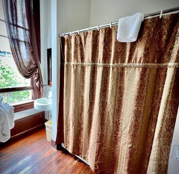 غرفة قياسية سرير ملكى, The Monarch