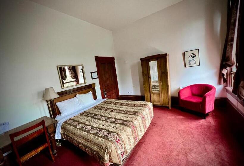 غرفة قياسية سرير ملكى, The Monarch