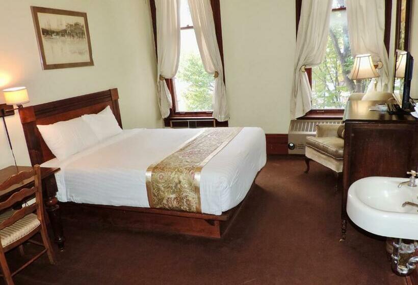 غرفة قياسية سرير ملكى, The Monarch