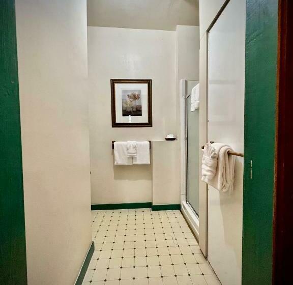 غرفة قياسية, The Monarch