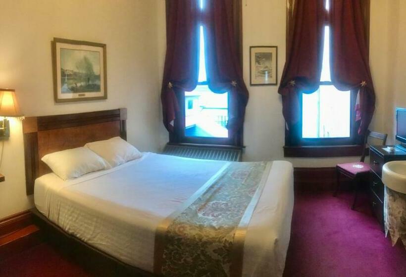 غرفة قياسية حمام مشترك, The Monarch