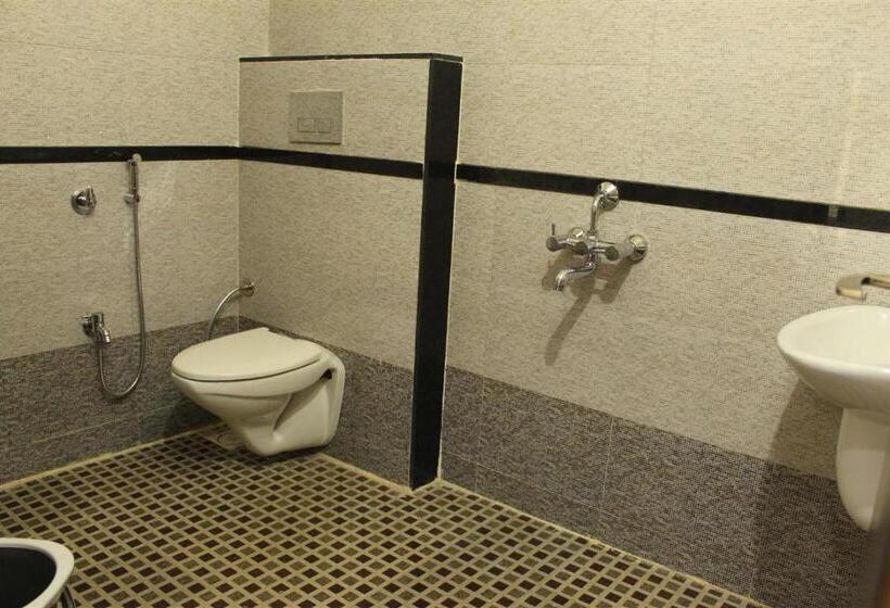 חדר משפחתי, Shri Sharanam