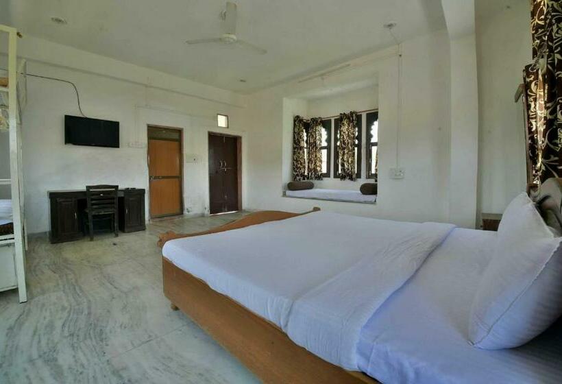 Quarto Triplo Clássico, Spot On Palace Anjali