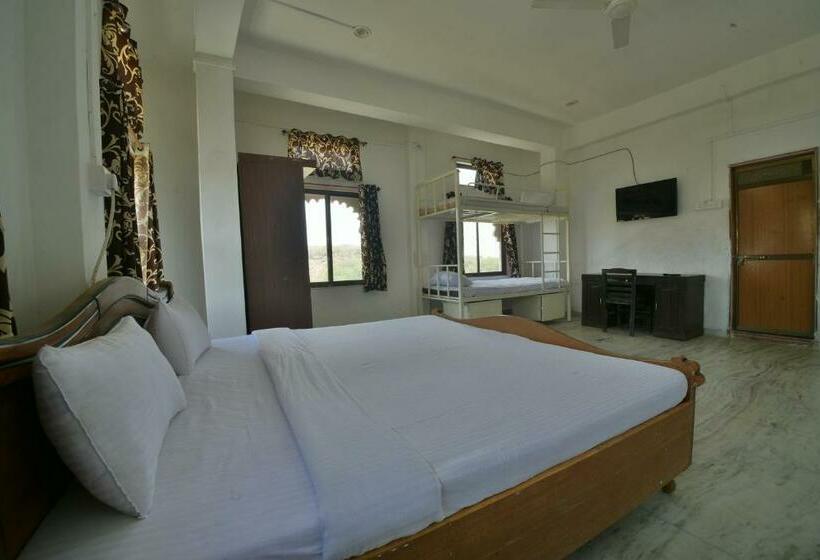 Quarto Triplo Clássico, Spot On Palace Anjali