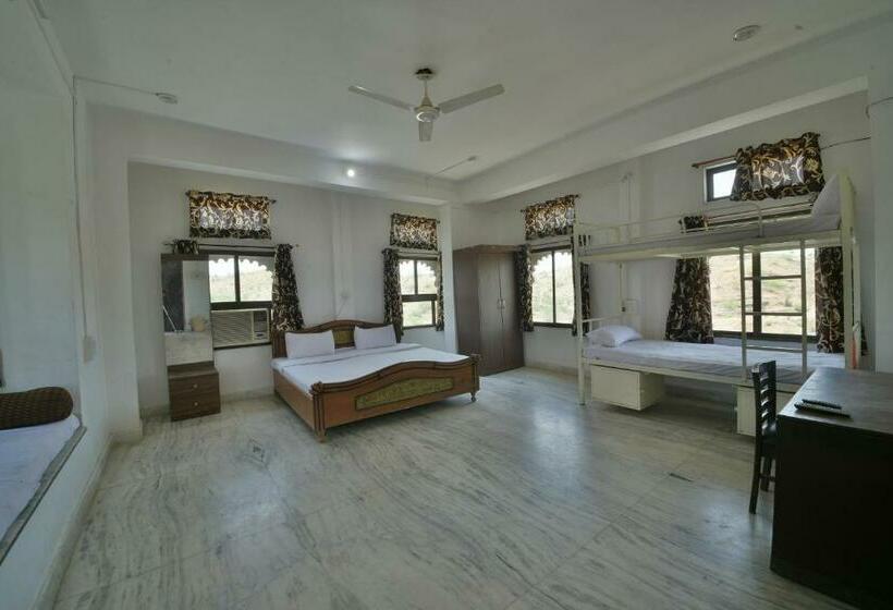 Quarto Triplo Clássico, Spot On Palace Anjali