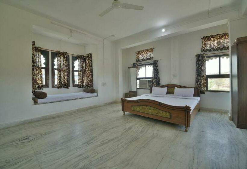 Quarto Triplo Clássico, Spot On Palace Anjali