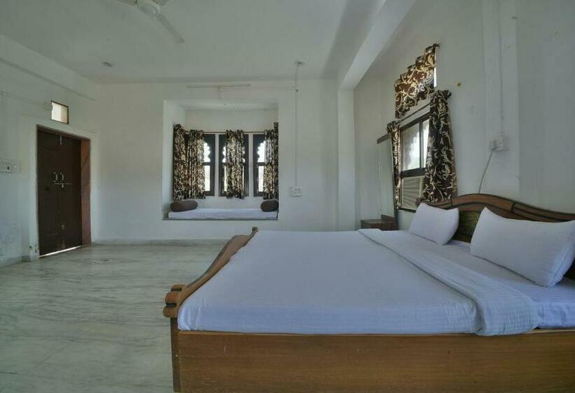 חדר קלאסי לשלושה, Spot On Palace Anjali