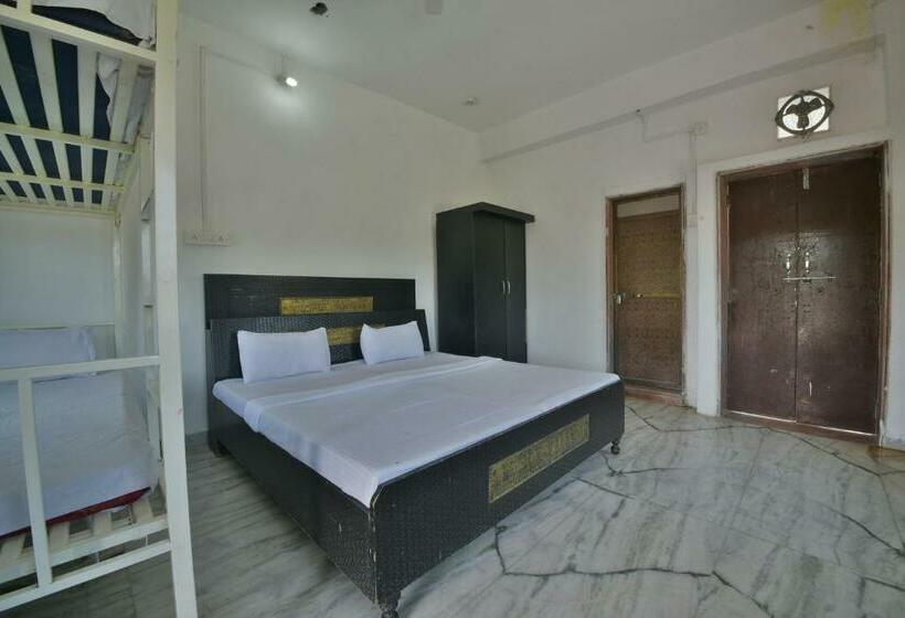 Quarto Triplo Clássico, Spot On Palace Anjali