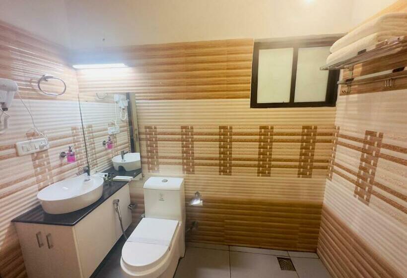 Suite with lake view, Lake N River Resort Munroe Island