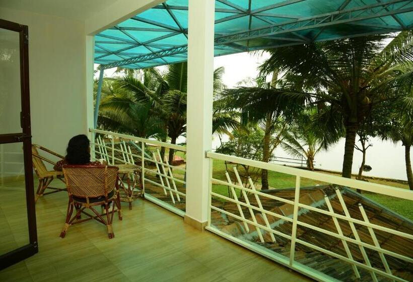 Suite with lake view, Lake N River Resort Munroe Island