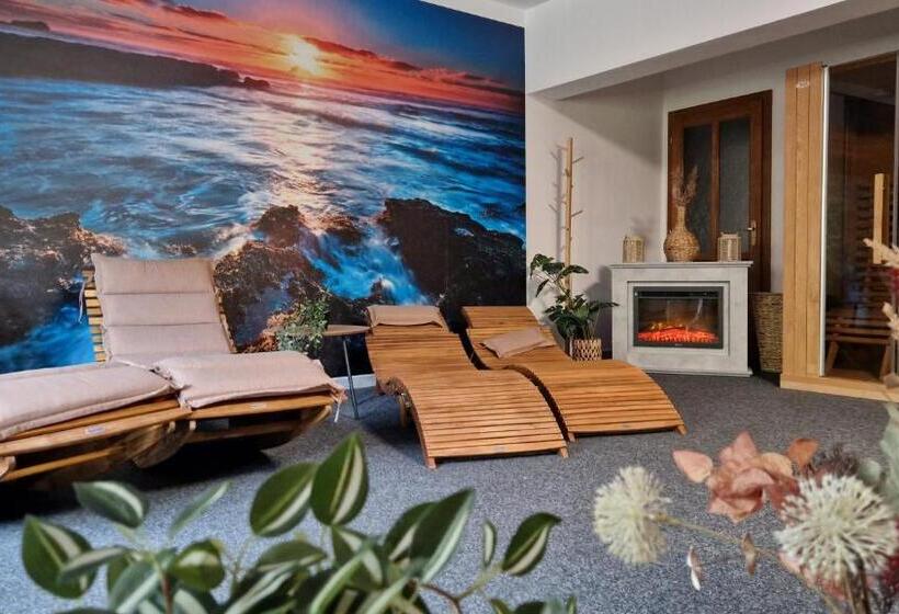 Трехместный Номер Стандарт с Балконом, Chaty A Apartmány Kúria Na Táľoch, Tále   Chopok Juh