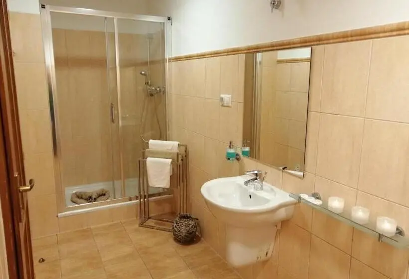 バルコニー付きスタンダードトリプルルーム, Chaty A Apartmány Kúria Na Táľoch, Tále   Chopok Juh