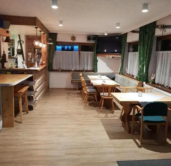 スタンダード４人部屋, Tattoo Pension Mit Restaurant Und Tattoo Studio