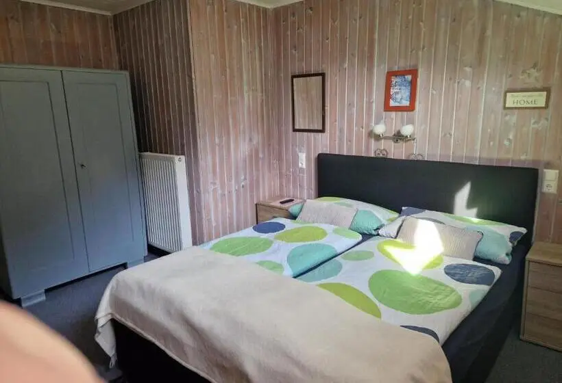 スタンダード４人部屋, Tattoo Pension Mit Restaurant Und Tattoo Studio