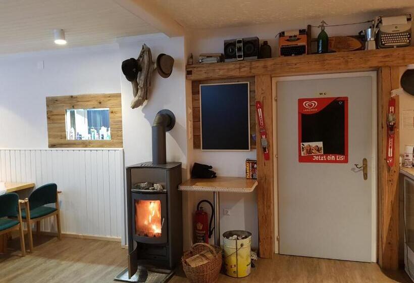 غرفة إقتصادية, Tattoo Pension Mit Restaurant Und Tattoo Studio