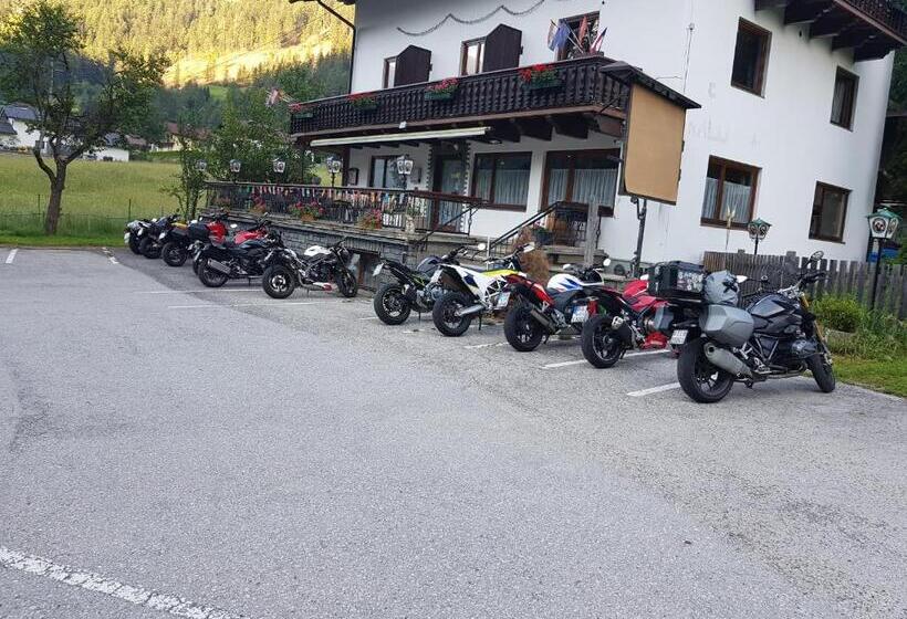 غرفة إقتصادية, Tattoo Pension Mit Restaurant Und Tattoo Studio