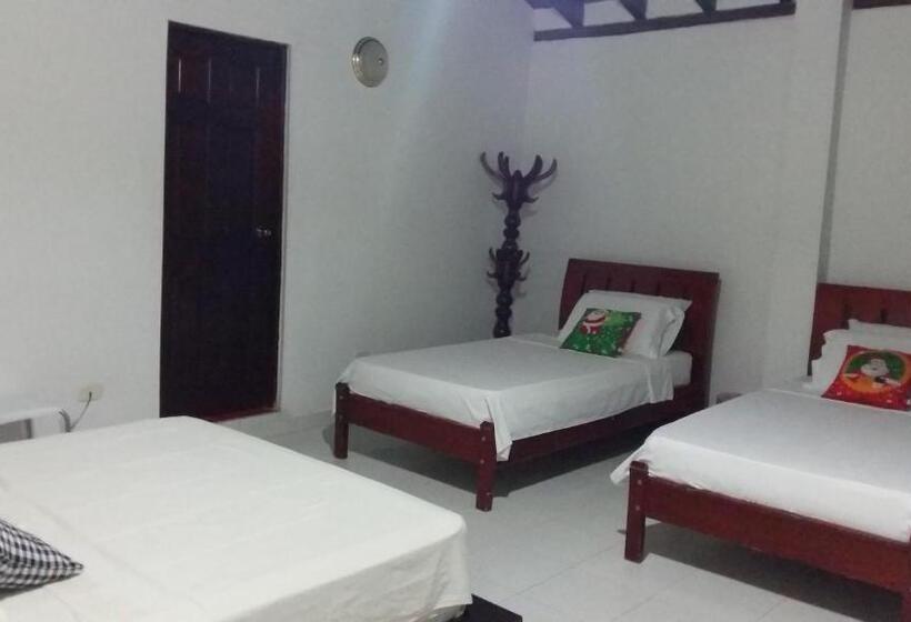 اتاق استاندارد سه نفره, Casa De España