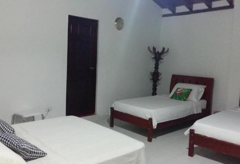 اتاق استاندارد سه نفره, Casa De España