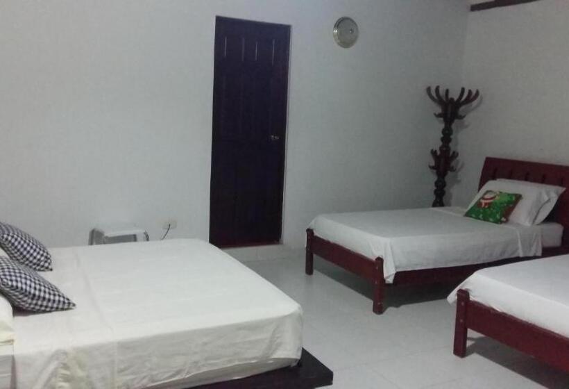 اتاق استاندارد سه نفره, Casa De España