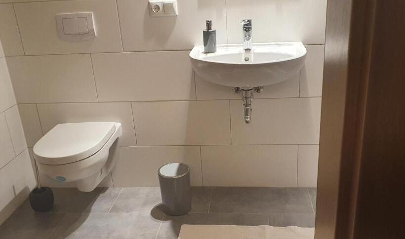 شقة غرفة واحدة, Malus Ponyhof