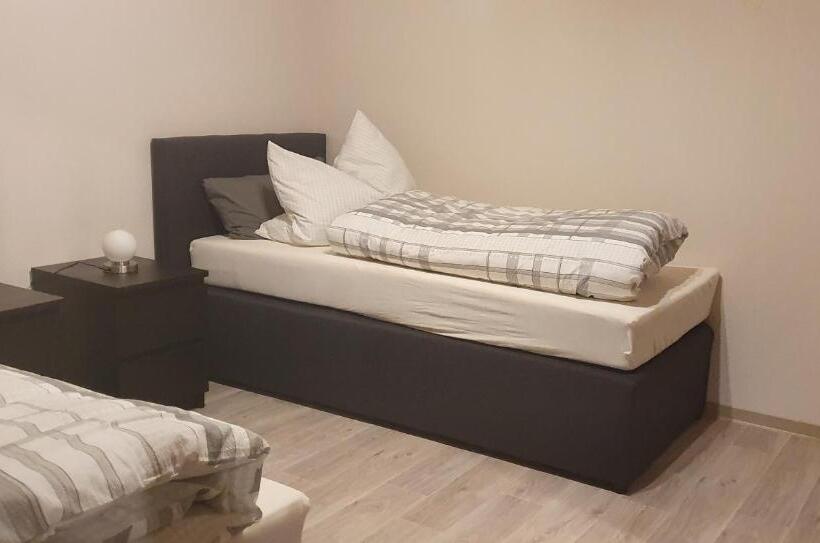 شقة غرفة واحدة, Malus Ponyhof