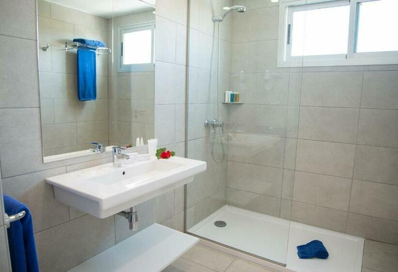 Номер Deluxe, Akeah Broncemar