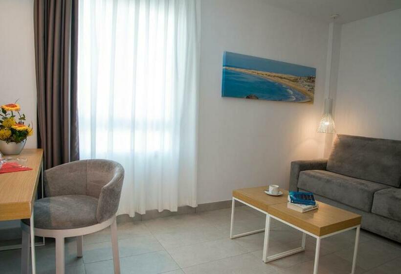 Номер Deluxe, Akeah Broncemar