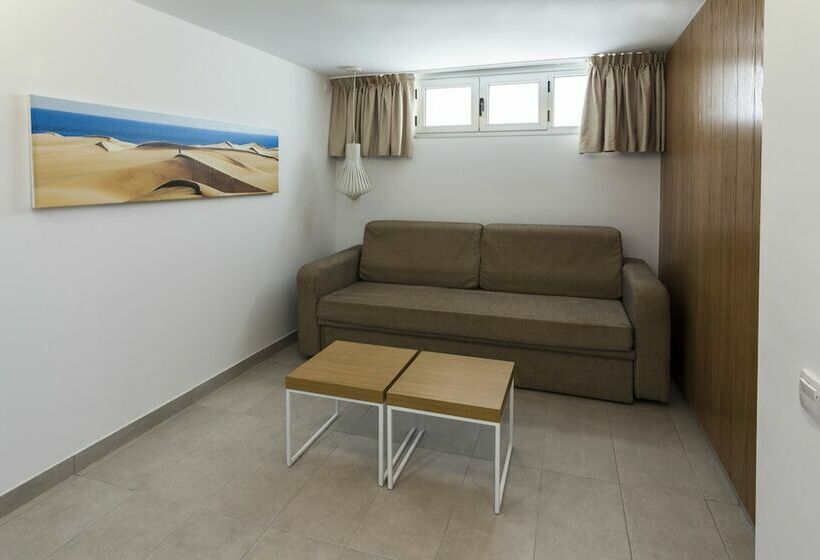 Номер Deluxe, Akeah Broncemar