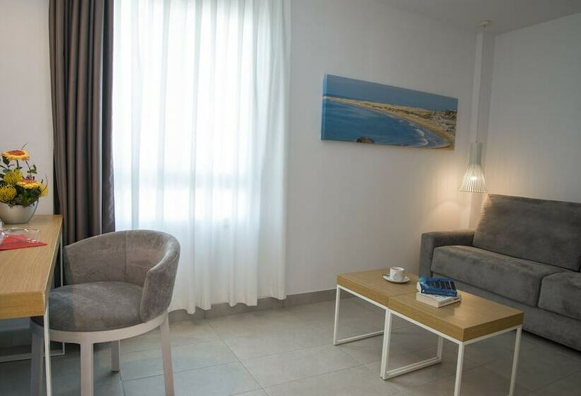 Номер Deluxe, Akeah Broncemar