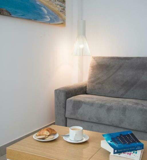 Номер Стандарт Вид на Бассейн, Akeah Broncemar