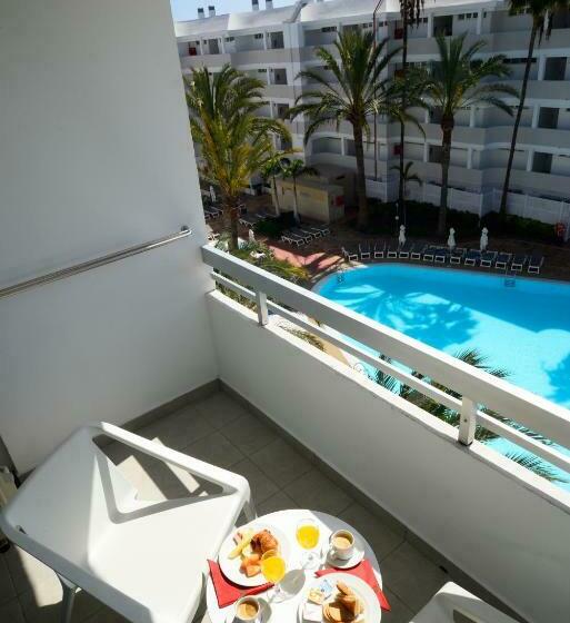 Номер Стандарт Вид на Бассейн, Akeah Broncemar