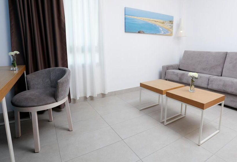 Номер Deluxe, Akeah Broncemar