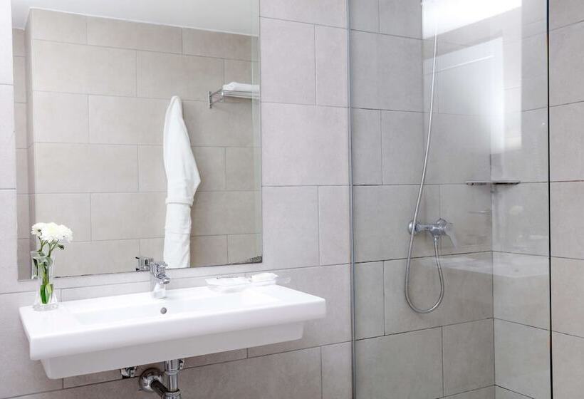 Номер Deluxe, Akeah Broncemar