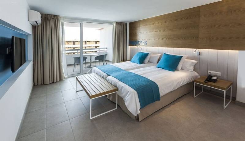 Номер Стандарт Вид на Бассейн, Akeah Broncemar