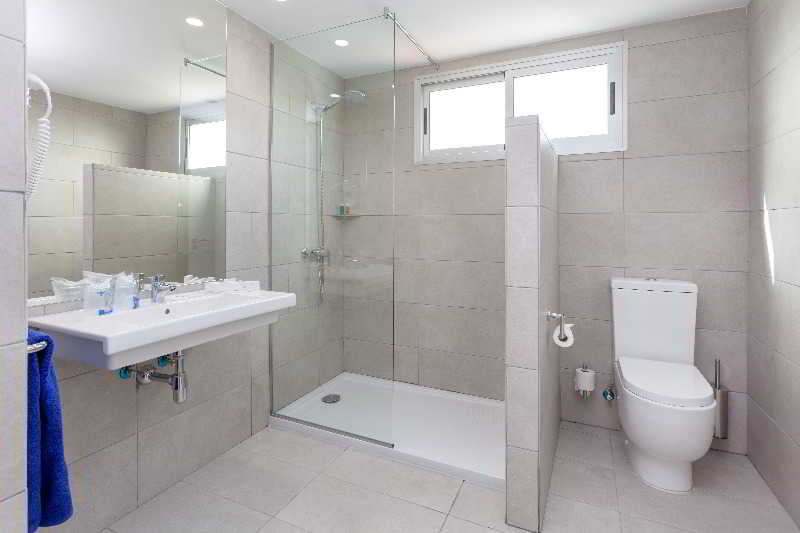 Номер Стандарт Вид на Бассейн, Akeah Broncemar