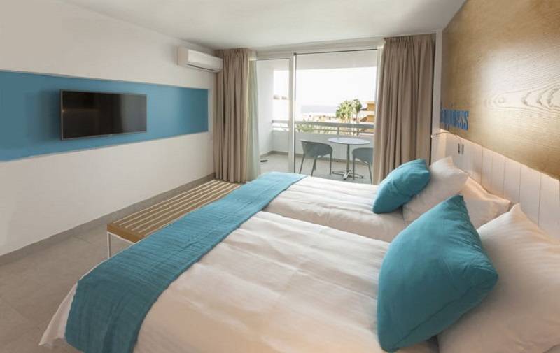 Номер Стандарт Вид на Бассейн, Akeah Broncemar