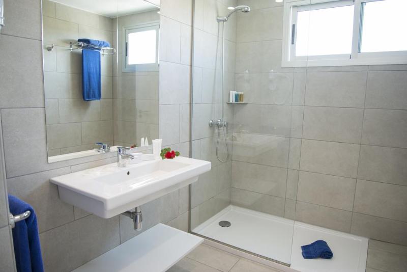 Номер Стандарт Вид на Бассейн, Akeah Broncemar