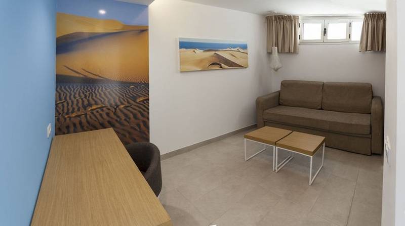 Номер Deluxe, Akeah Broncemar