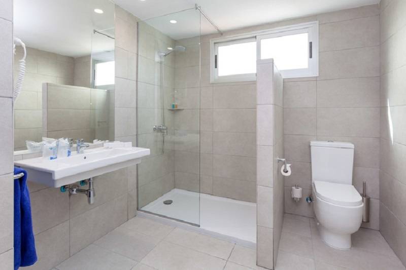 Номер Deluxe, Akeah Broncemar